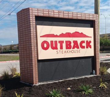 modern-monument-sign-in-retail-center-2025